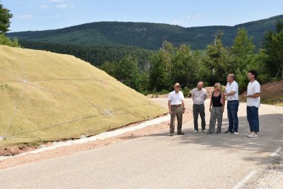De Gregorio visita las obras de estabilización de un talud en el acceso al aparcamiento de la Laguna Negra en Soria.