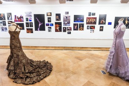 La exposicion 'El instante revelado' se entremezcla con la muestra 'La bata de cola, reina del baile flamenco'.