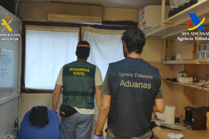 Intervención de la Guardia Civil y la Agencia Tributaria en una tienda de CBD de Burgos.