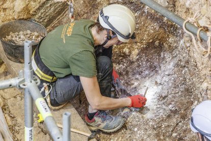 Trabajos de excavación en la pendiente donde aparecieron los restos de la cara de Pink, el abuelo de Europa.