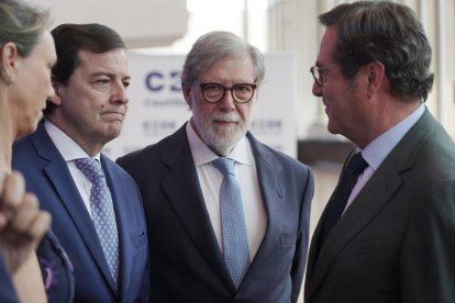 El presidente de la Junta, Alfonso Fernández Mañueco, el presidente de la CEOE, Antonio Garamendi, y el presidente de CEOE Castilla y León, Santiago Aparicio, asisten al acto de entrega de los XXXIII Premios CEOE Castilla y León.