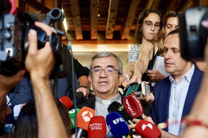 El arzobispo de Valladolid, Luis Argüello, atiende a los medios de comunicación por temas de actualidad.