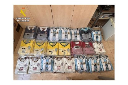 Camisetas de fútbol falsas interceptadas en Palencia.