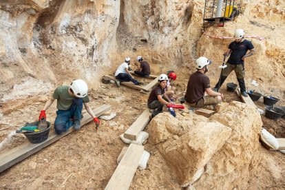 Los excavadores trabajan en una de las zonas de excavación en Cueva Fantasma.