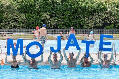 Un grupo de se ‘moja’ por la Esclerosis Múltiple en la piscina de El Plantío.