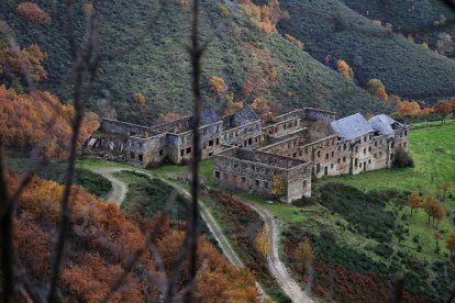 Poblado de la mina de wólfram en la Peña do Seo en el Bierzo.