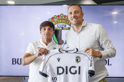 Alberto Dadie, junto al director deportivo, Michu.