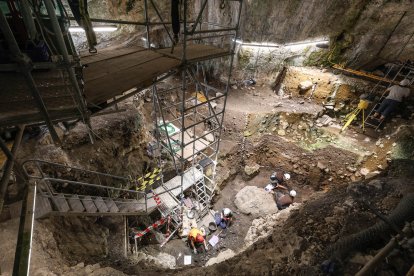 Excavación en el yacimiento de Portalón de Cueva Mayor: en la parte de arriba exploran la Edad del Hierro y abajo el neolítico más antiguo de la meseta.