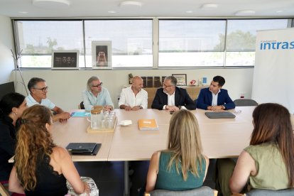 El vicepresidente primero y consejero de Desregulación, Familia y Ayudas Sociales, Carlos Pollán, mantiene una reunión con la Fundación Intras.