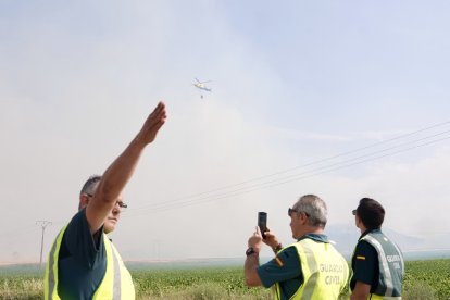 Acceso cortado por el humo provocado por el. Incendio en las inmediaciones de la localidad vallisoletana de Íscar.