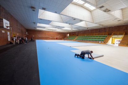 Obras en el polideportivo Carlos Serna para instalar nuevo suelo.