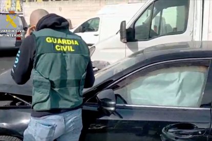 La Guardia Civil desarticula una banda especializada en robar coches alquilados.