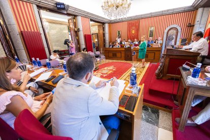 Ayala se dirige a Temiño durante el debate del estado de la ciudad.