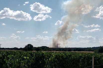 Un incendio permanece activo en Báscones del Agua.