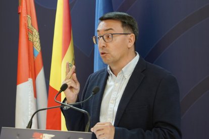 El portavoz de Educación del Grupo Parlamentario Socialista, Fernando Pablos, analiza la política de investigación y ciencia de la Junta.