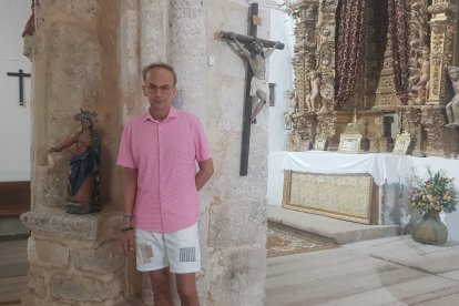 Alberto posa en el interior del templo