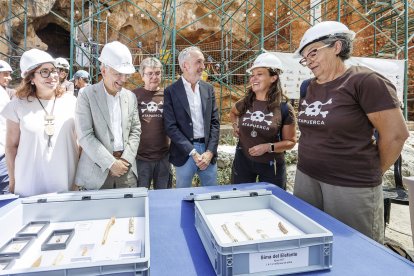 Los codirectores muestras al consejero de Cultura, Alberto Díaz Pico, los hallazgos de la campaña de excavaciones de Atapuerca.