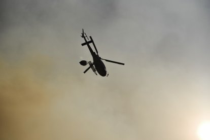 Un helicóptero trabaja en las labores de extinción, a 24 de julio de 2026, en Burgohondo.