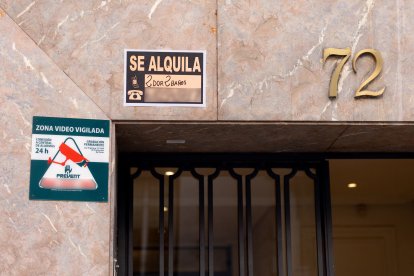 Archivo - Cartel de alquiler, a 18 de mayo de 2026, en Madrid (España). El Instituto Nacional de Estadística (INE) publicó el pasado jueves el índice de referencia para la actualización anual de los contratos de alquiler, que se situó en el 2,4% interanua.