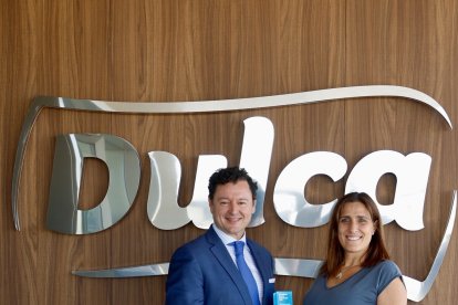 El director territorial de CaixaBank, en Castilla y León, Gerardo Cuartero, junto a Noelia Serna, de Dulca.