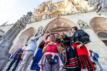 Los peregrinos fueron despedidos bajo los arcos florales tras la eucaristía en la Catedral.