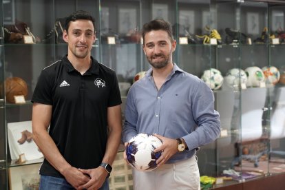 El psicólogo Jona Muñoz Mayor junto al entrenador de fútbol Alfonso Rodríguez Pérez (I).