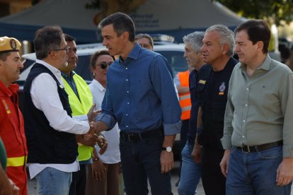 El presidente del Gobierno, Pedro Sánchez, se desplaza a la zona afectada por los incendios forestales de Ávila. El jefe del Ejecutivo -acompañado por el presidente de la Junta de Castilla y León, Alfonso Fernández Mañueco.