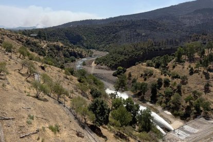 Efectos del incendio desde la compuerta del embalse del Burguillo. Al fondo de la imagen humo del foco de la Comunidad de Madrid.
