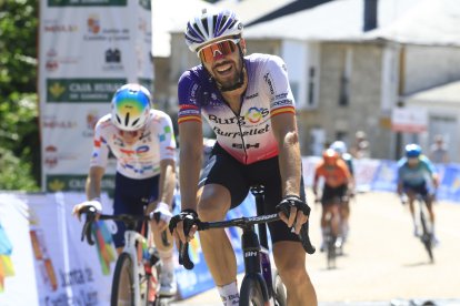 Jesús Herrada cruza la línea de meta en Lubián.
