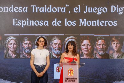 Inmacula Sierra hablando durante la presentación al lado de Alba Díez