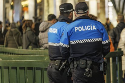 Dos policías locales, en un evento multitudinario en el centro de Burgos,