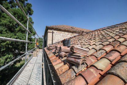 En el IES Cardenal López de Mendoza se aprovecha el verano para rehabilitar la cubierta de teja, cuyo coste supera los 48.000 euros.