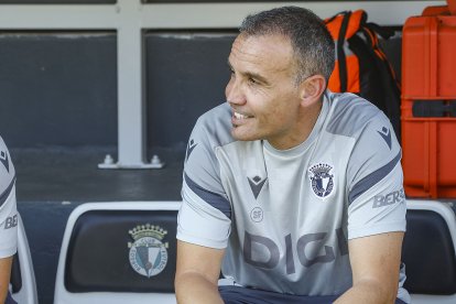 Sergio Francisco, en el banquillo del conjunto blanquinegro durante la presentación en El Plantío ante el Athletic.