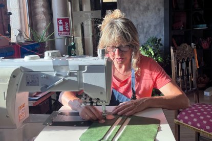 Pilar Manso, en pleno proceso creativo, desde su taller Artencuero, ubicado en Tubilla del Lago.