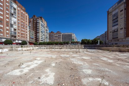 El solar de la plaza de España donde se ubicará el nuevo Mercado Norte espera el desarrollo del nuevo proyecto.
