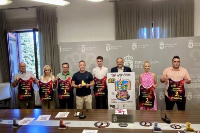 El presidente de la Diputación de León, Gerardo Álvarez Courel, presenta la X Xamascada Campeonatos de Europa Alpino en Línea acompañado por el alcalde de Villablino, Mario Rivas, el secretario general de la Real Federación Española de Patinaje, Manuel Moreno Juristo; y el director deportivo del Club Leitariegos y de la competición, Julio Anel Martin-Granizo.