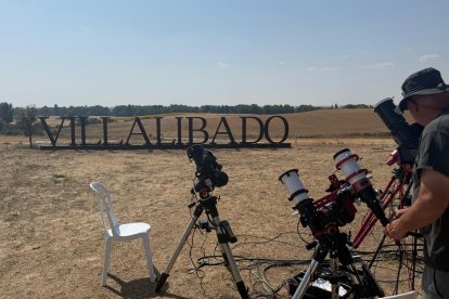 Los científicos ya han instalado sus telescopios en el espacio turístico Las de Villadiego en Villalibado.