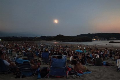 Eclipse total de sol en la playa de Ris de Noja (Cantabria).