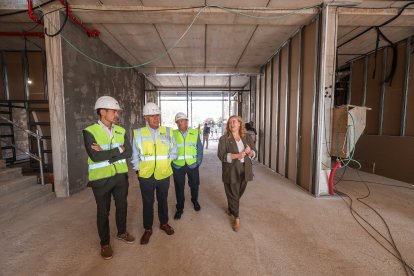 Imagen de la visita de la alcaldesa, Cristina Ayala, al interior de las obras del Cívico Fuentecillas.