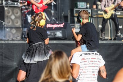 Dos niños, en primera fila, durante uno de los conciertos del Valdorrock 2025.