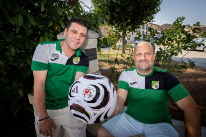Ricardo Herrero y Manuel Cenador posando con un balón