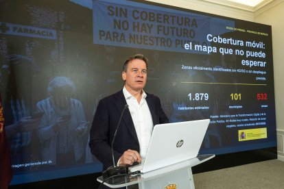 El presidente de la Diputación, Borja Suárez, vuelve a denunciar la falta de cobertura móvil en la provincia.