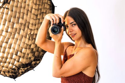 Anaís Pérez posa con una cámara en su estudio.