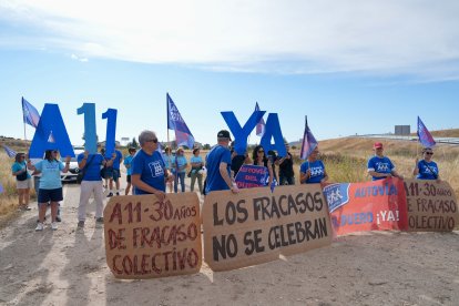 Varios manifestantes protestan durante la puesta en servicio de un nuevo tramo de la autovía del Duero A-11, a 24 de agosto de 2026, en Valduerna del Duero, Valladolid, Castilla y León (España).