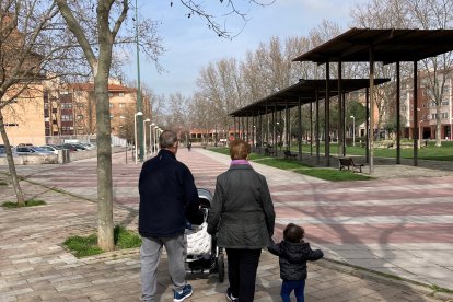 Archivo - Dos abuelos pasean con su nieta en Valladolid.