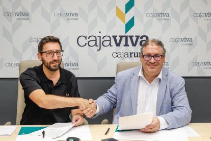 El coordinador del Festival Tribu, Héctor Aguilar, y el director de Fundación Caja Rural Burgos, Germán Martínez, durante la firma del convenio.