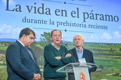Germán Delibes explica los detalles del libro durante su presentación, junto a Miguel Moreno y Carlos Gallo, alcalde de Sargentes de la Lora y diputado provincial.