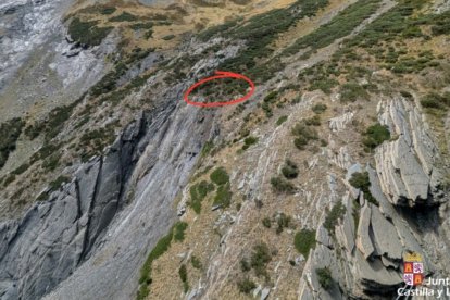Evacuados en helicóptero dos senderistas enriscados en una pared del Pico Murcia en Palencia.
