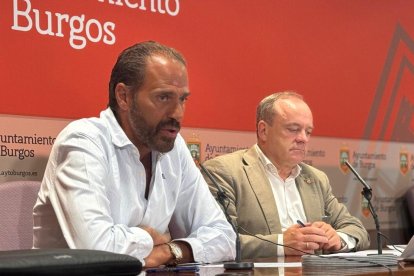 El concejal Ignacio Peña y el portavoz de Vox, Fernando Martínez-Acitores.