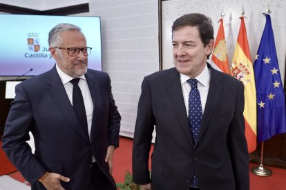 El presidente de la Junta de Castilla y León, Alfonso Fernández Mañueco, acompañado por el vicepresidente primero y consejero de Desregulación, Familia y Ayudas Sociales, Carlos Pollán, presenta las principales novedades de la Ley de Medidas Tributarias, Financieras y Administrativas para 2027.